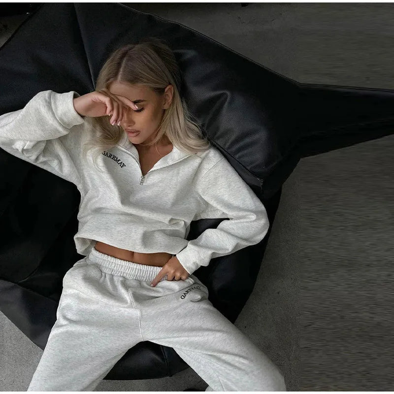 Women’s Tracksuit Set – Zipper Top & Straight Pants 2025